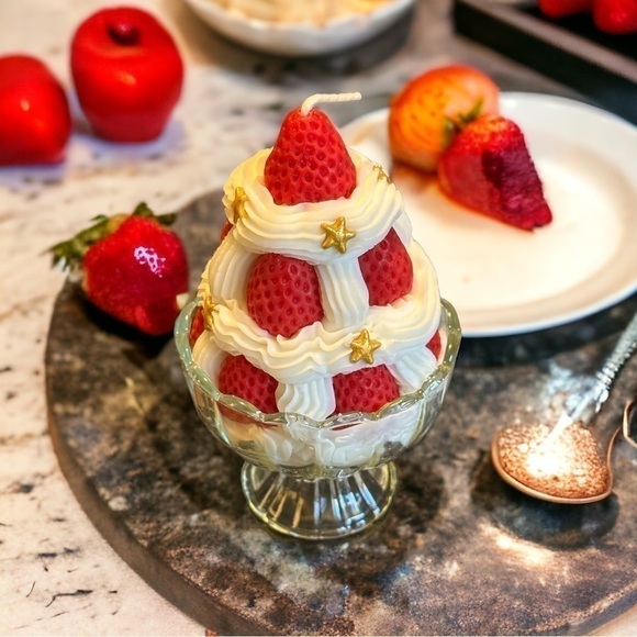 ⚠️SALE Candle // Strawberry And Cream Soy Wax Decorative Candle - Picture 3 of 5
